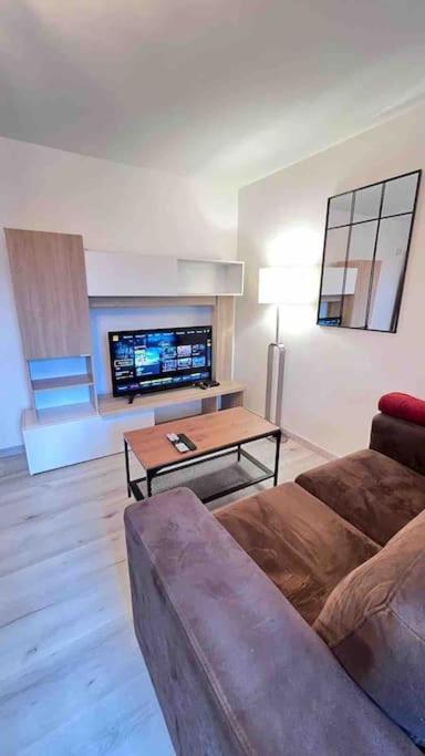 Logement Moderne Au Coeur Du Village Saint-Georges-de-Luzençon Exterior foto