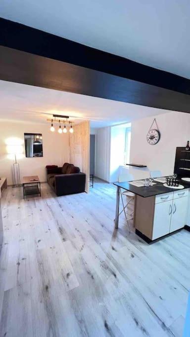 Logement Moderne Au Coeur Du Village Saint-Georges-de-Luzençon Exterior foto